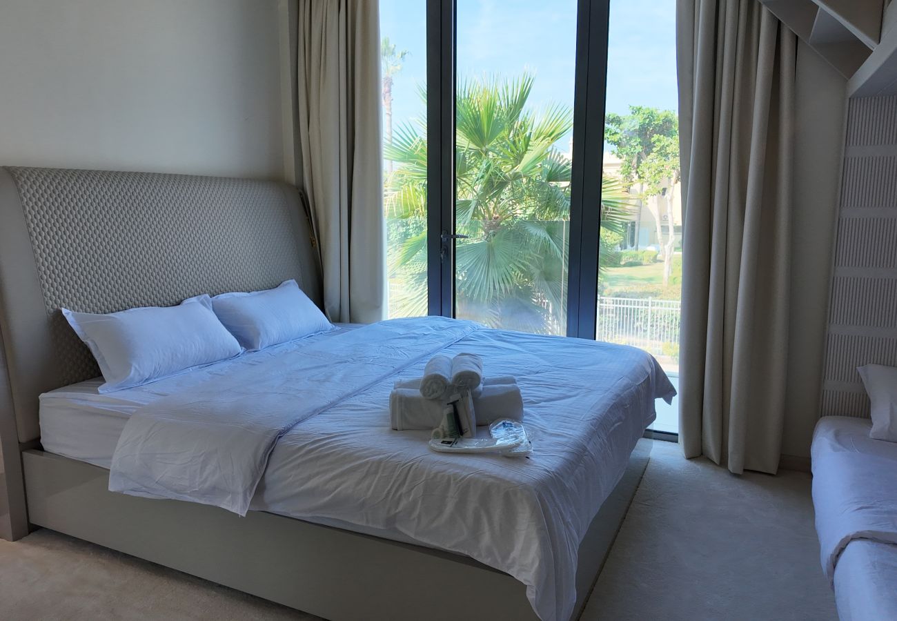 Villa in Dubai - World Class 6 BDR Villa In Signature Palm