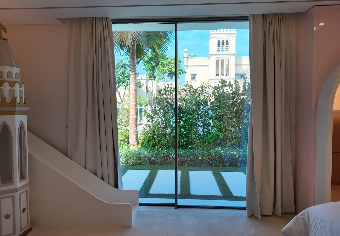 Villa in Dubai - World Class 6 BDR Villa In Signature Palm