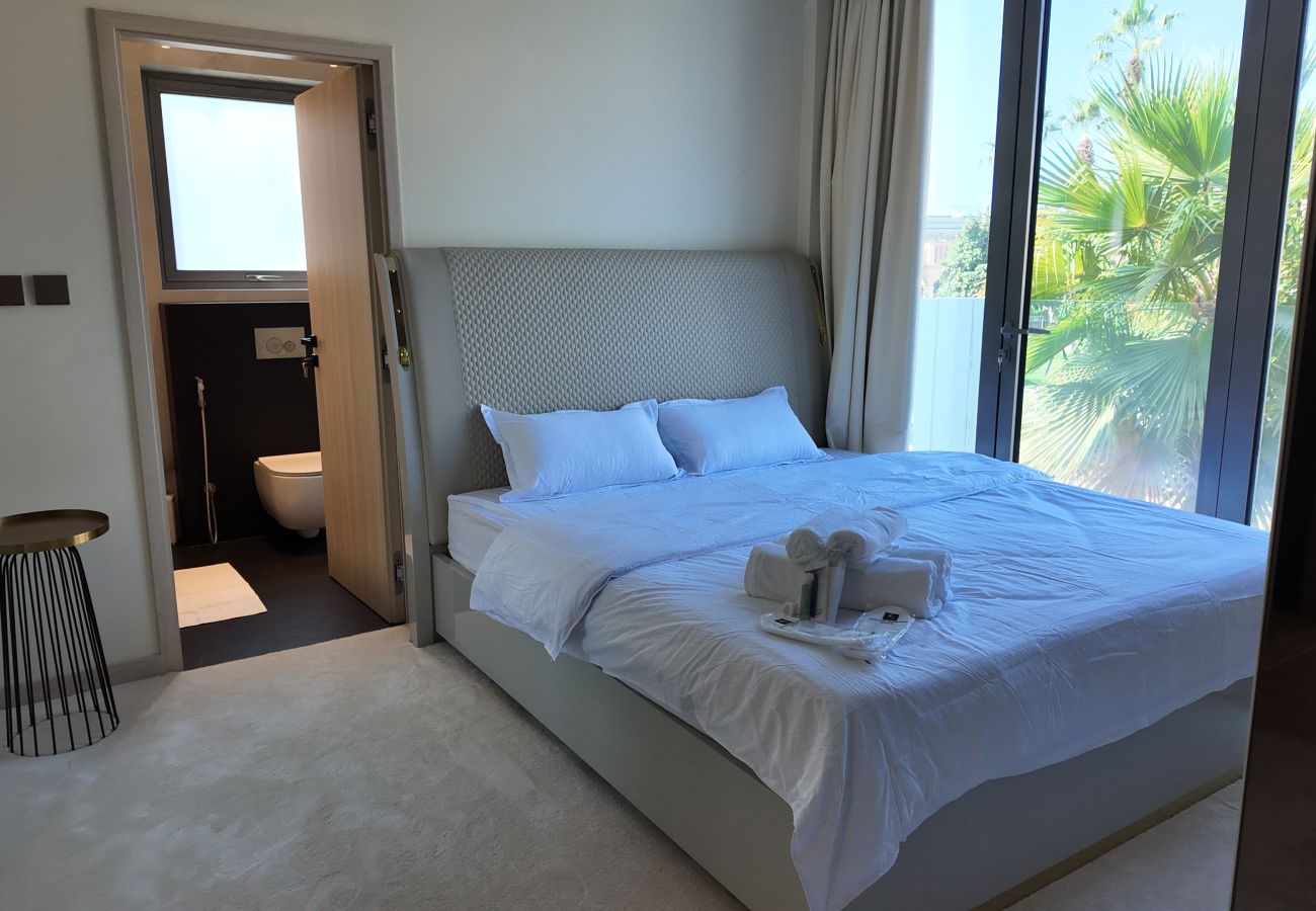 Villa in Dubai - World Class 6 BDR Villa In Signature Palm