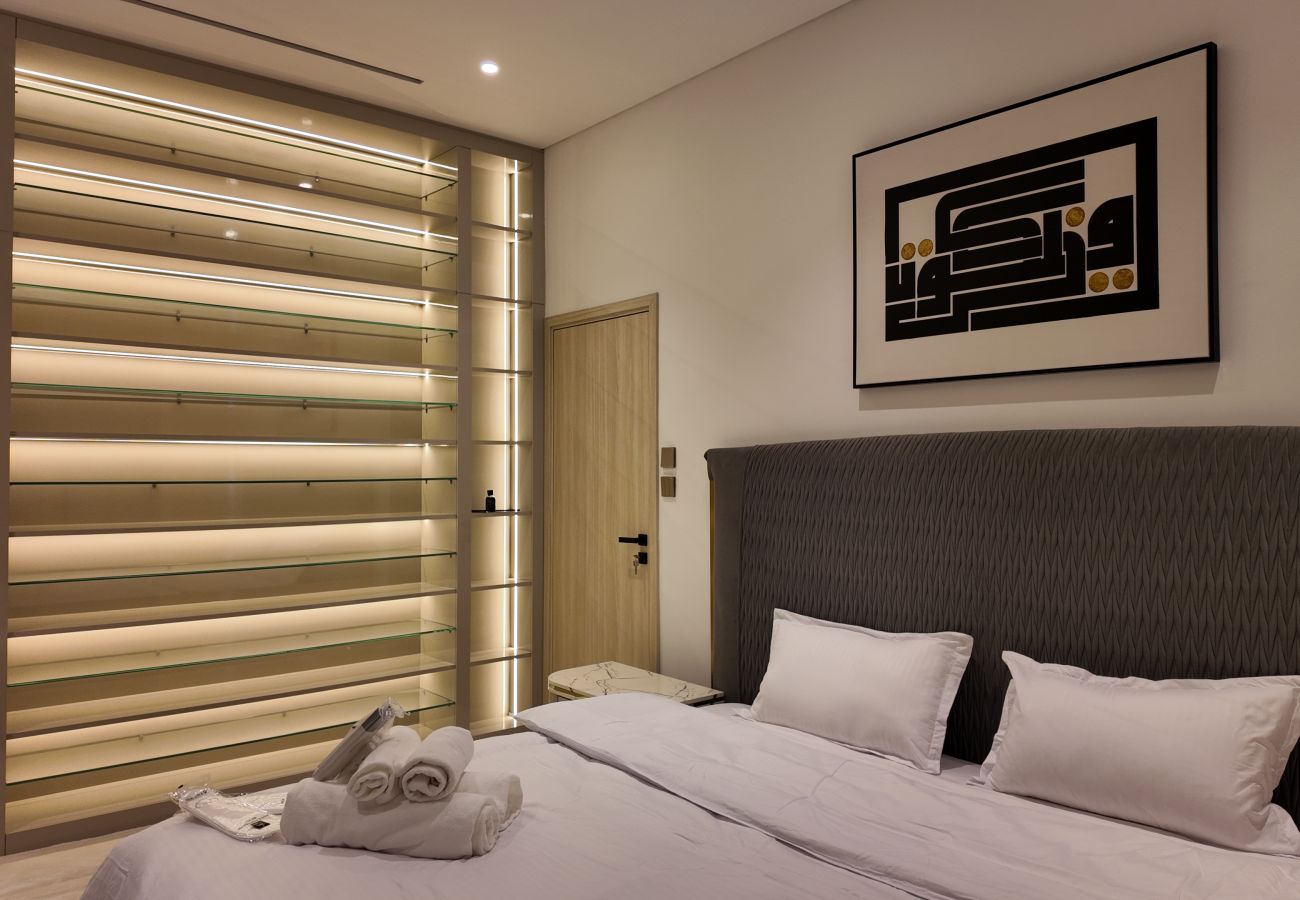 Villa in Dubai - World Class 6 BDR Villa In Signature Palm