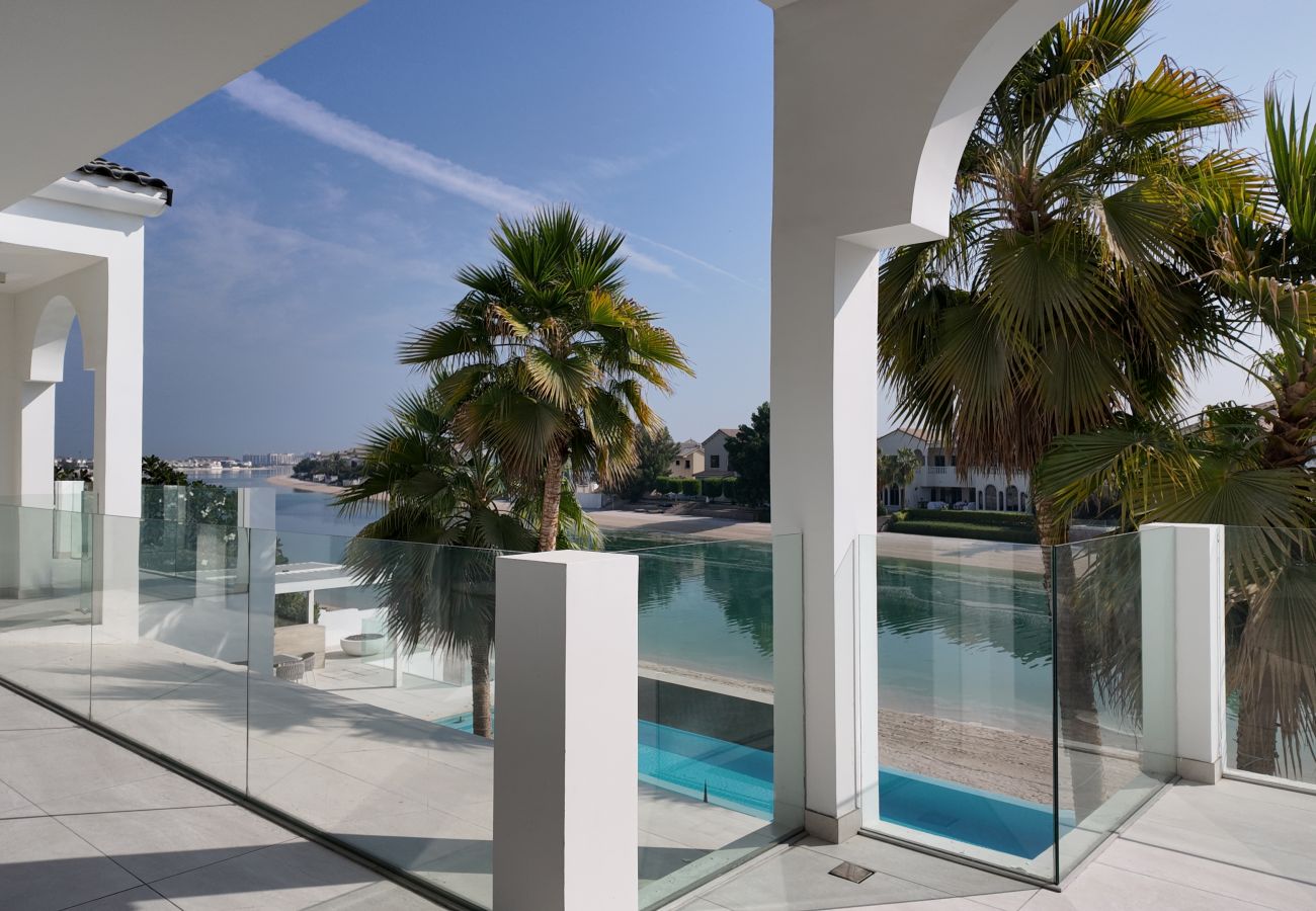 Villa in Dubai - World Class 6 BDR Villa In Signature Palm