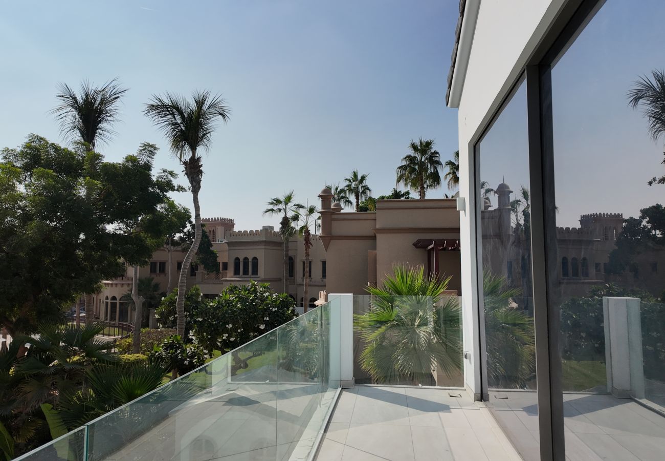 Villa in Dubai - World Class 6 BDR Villa In Signature Palm