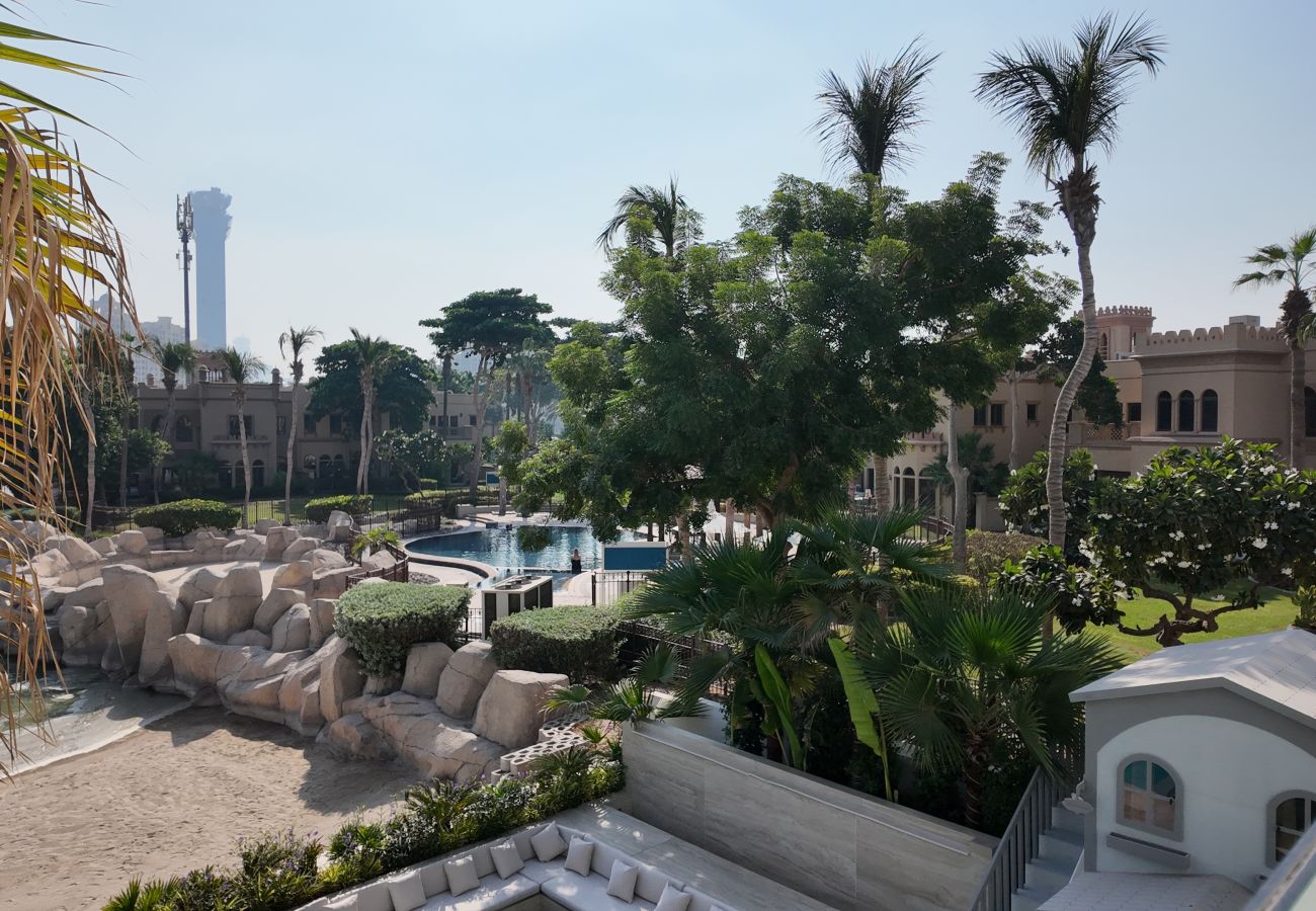 Villa in Dubai - World Class 6 BDR Villa In Signature Palm