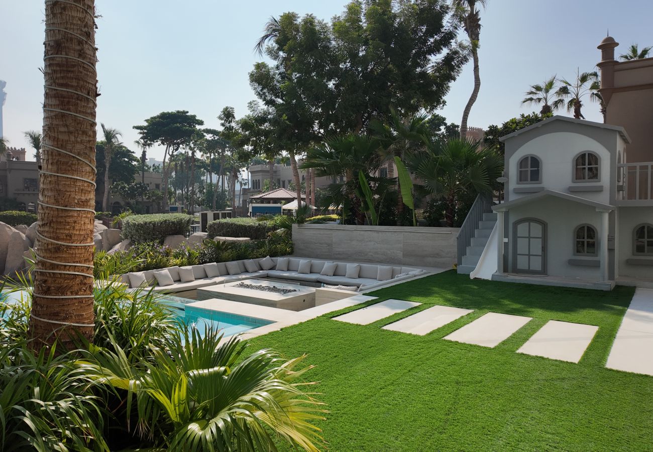 Villa in Dubai - World Class 6 BDR Villa In Signature Palm