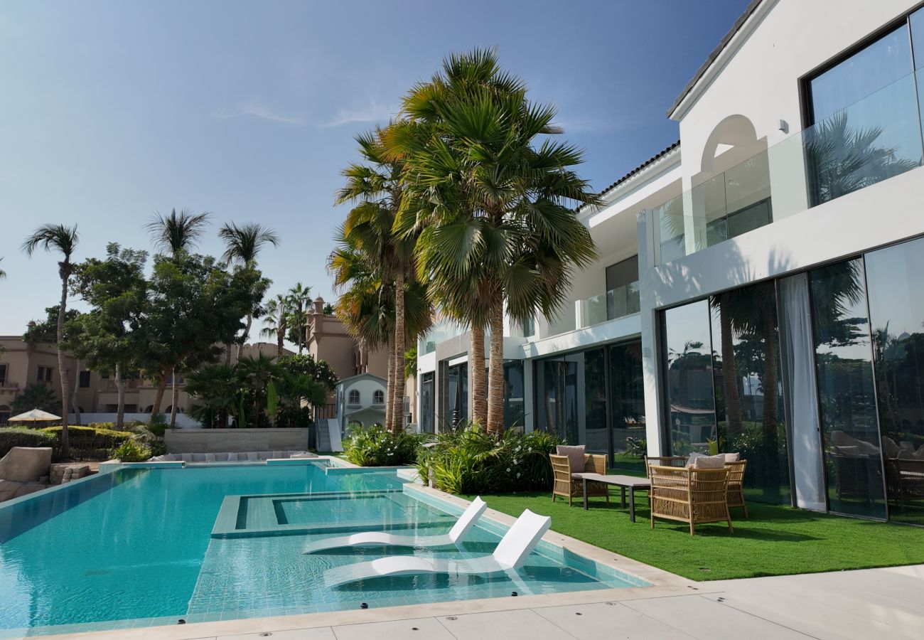 Villa in Dubai - World Class 6 BDR Villa In Signature Palm