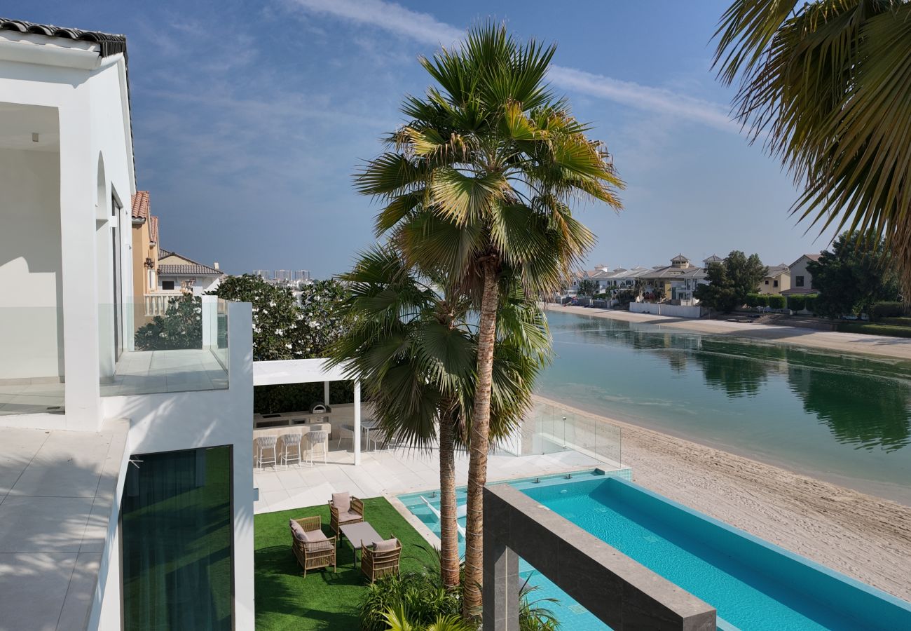 Villa in Dubai - World Class 6 BDR Villa In Signature Palm