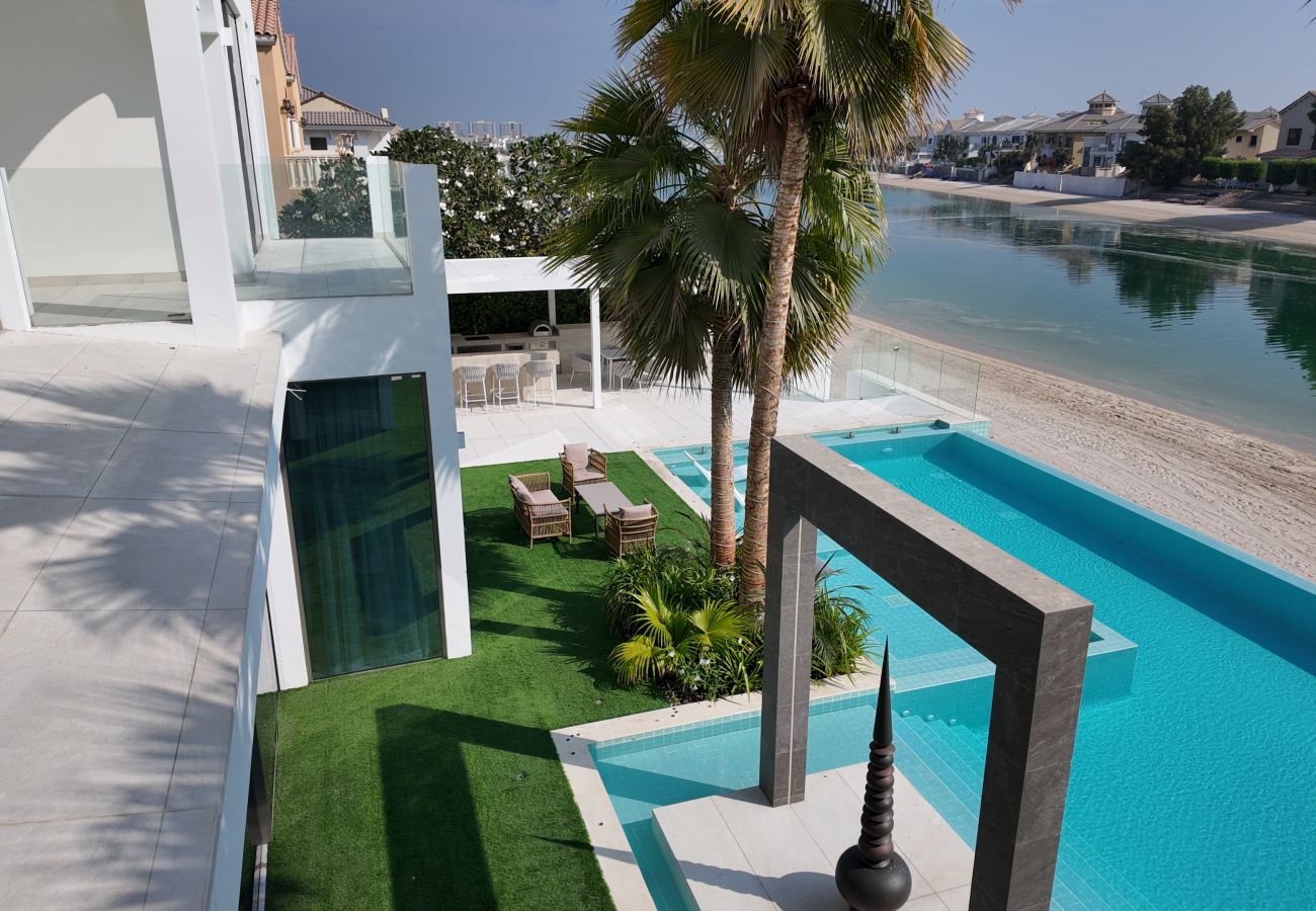 Villa in Dubai - World Class 6 BDR Villa In Signature Palm