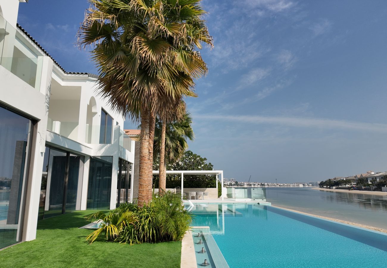 Villa in Dubai - World Class 6 BDR Villa In Signature Palm