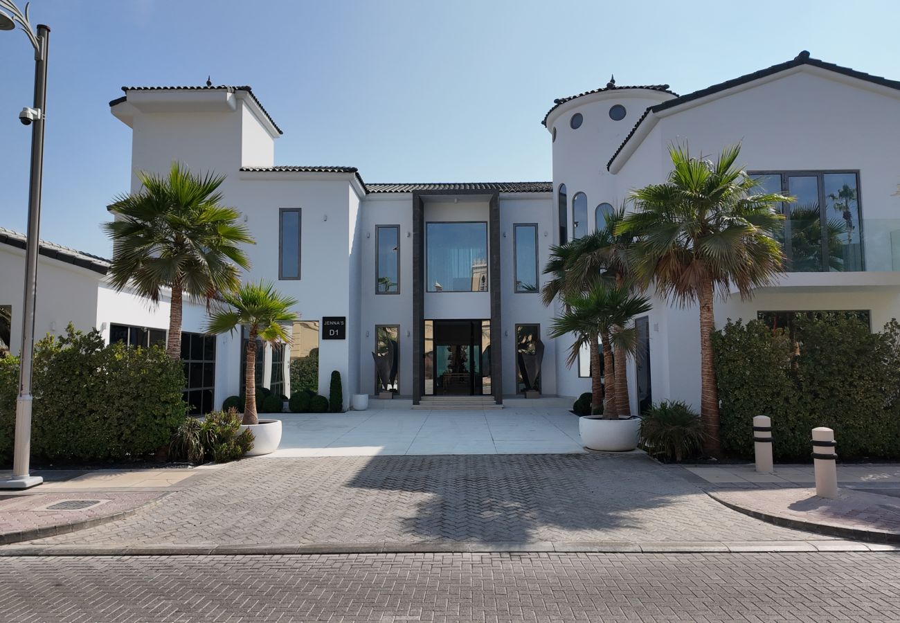 Villa in Dubai - World Class 6 BDR Villa In Signature Palm