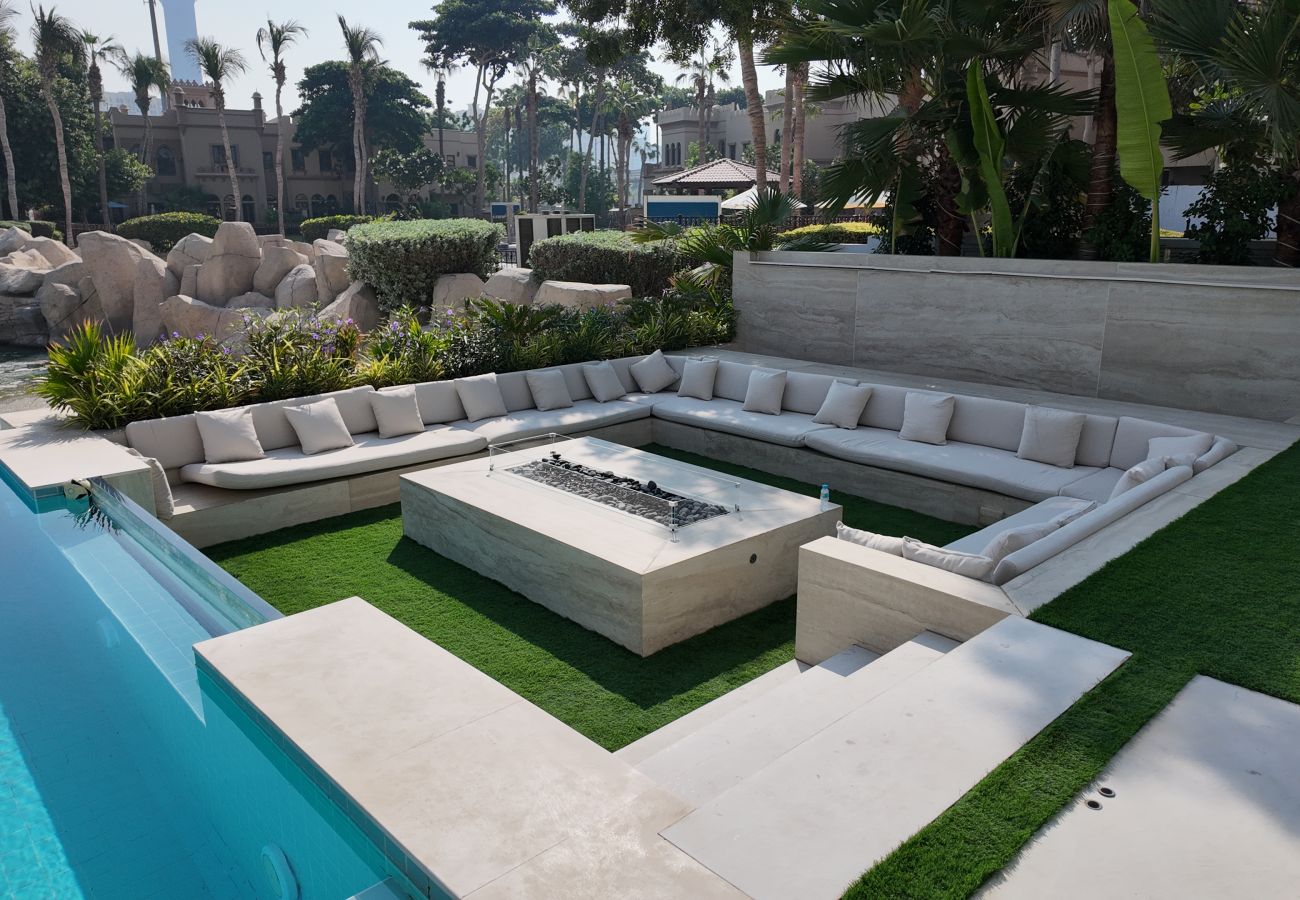 Villa in Dubai - World Class 6 BDR Villa In Signature Palm