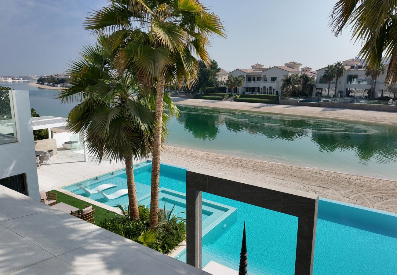 Villa in Dubai - World Class 6 BDR Villa In Signature Palm