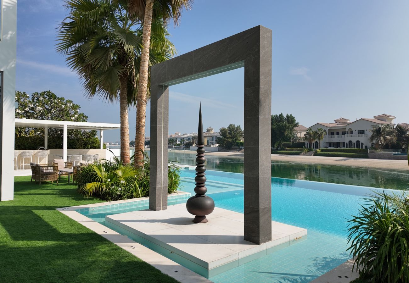 Villa in Dubai - World Class 6 BDR Villa In Signature Palm