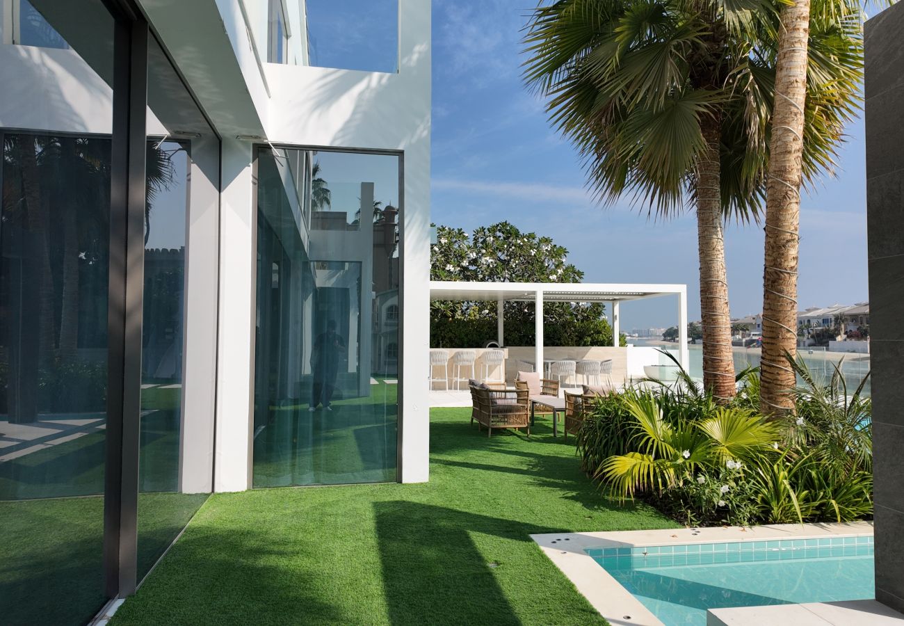 Villa in Dubai - World Class 6 BDR Villa In Signature Palm