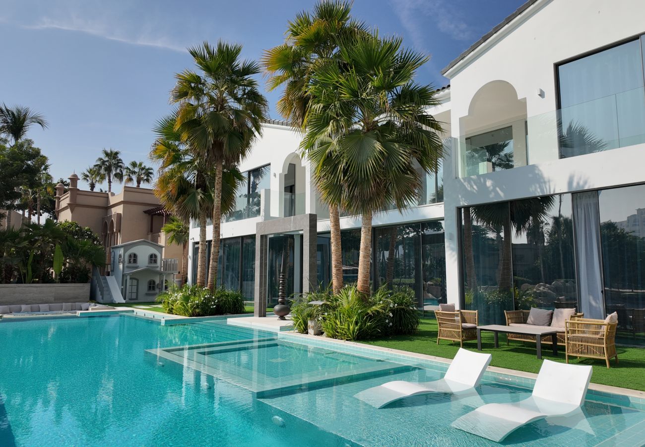 Villa in Dubai - World Class 6 BDR Villa In Signature Palm