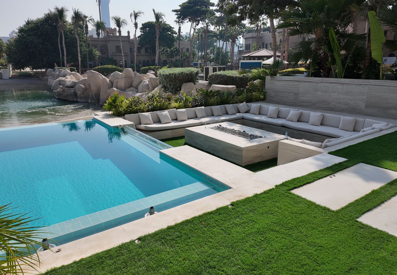 Villa in Dubai - World Class 6 BDR Villa In Signature Palm