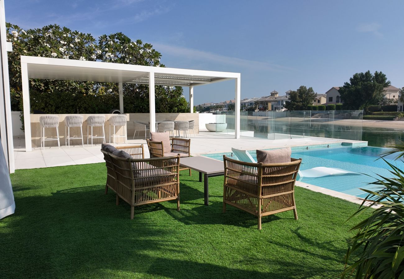 Villa in Dubai - World Class 6 BDR Villa In Signature Palm