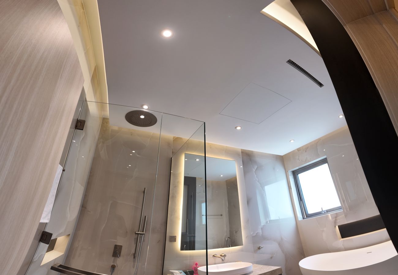 Villa in Dubai - World Class 6 BDR Villa In Signature Palm