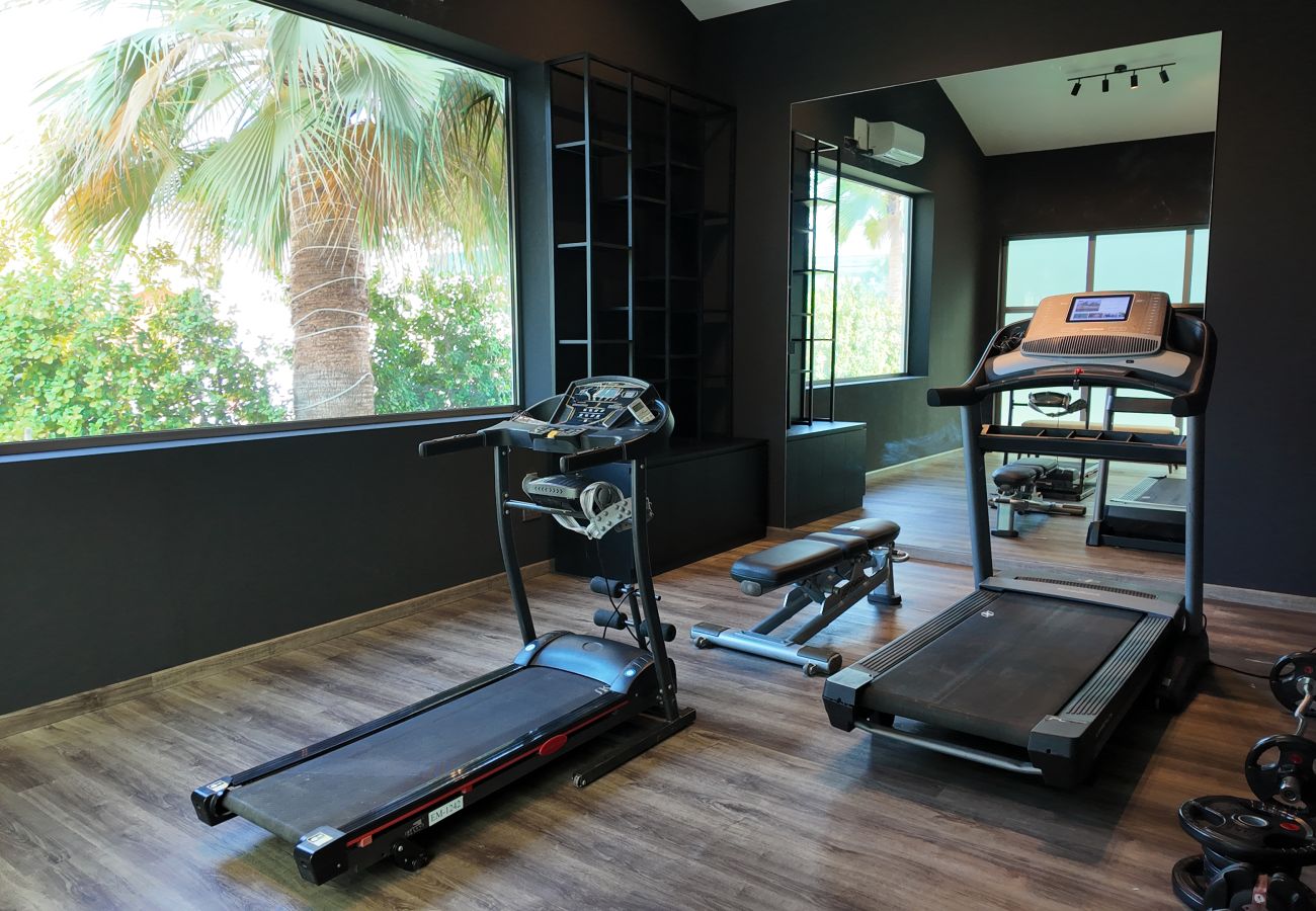 Villa in Dubai - World Class 6 BDR Villa In Signature Palm