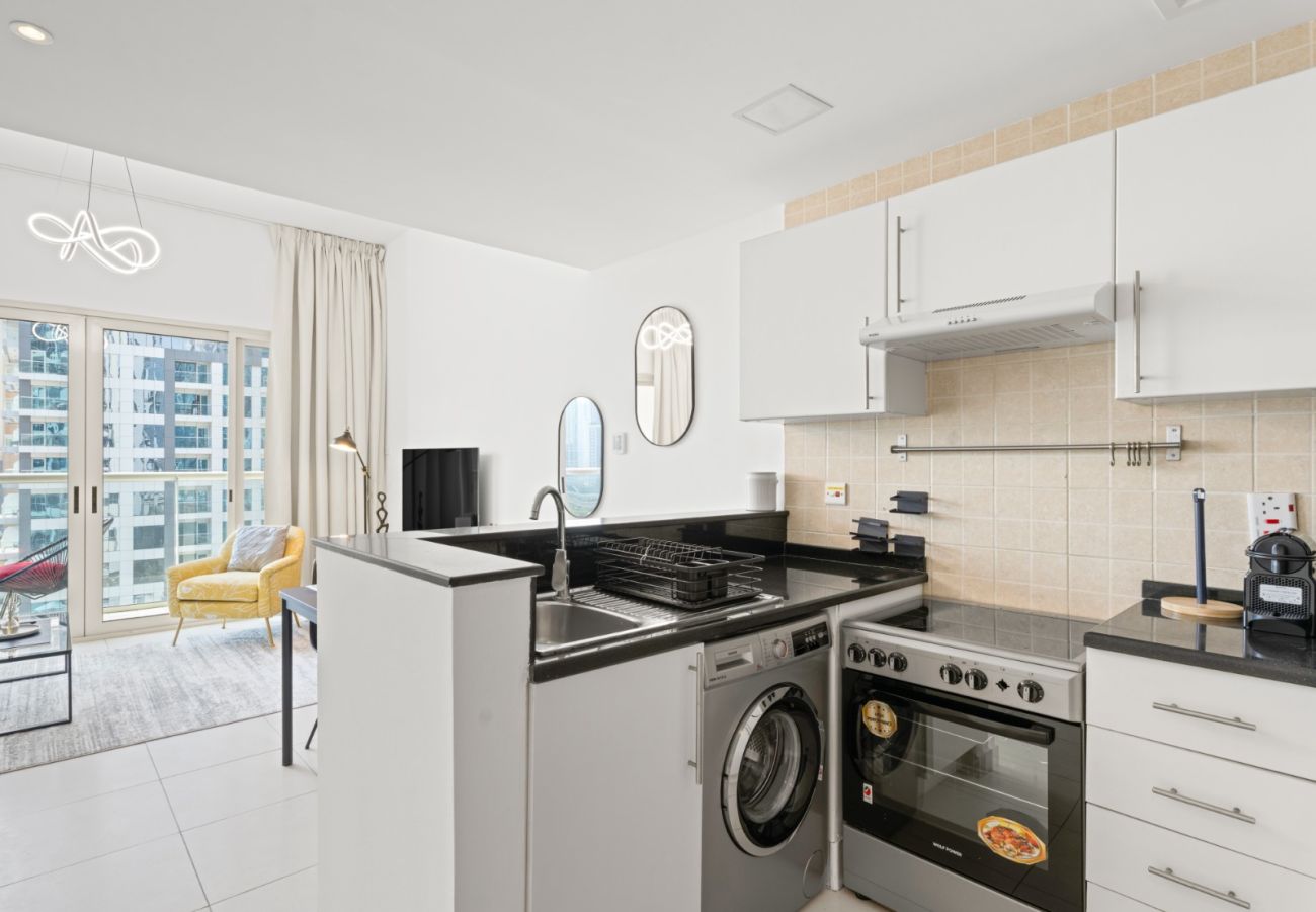 Apartment in Dubai - Luxurious 1BR w SofaBed|Sleeps 4|Marina View Tower