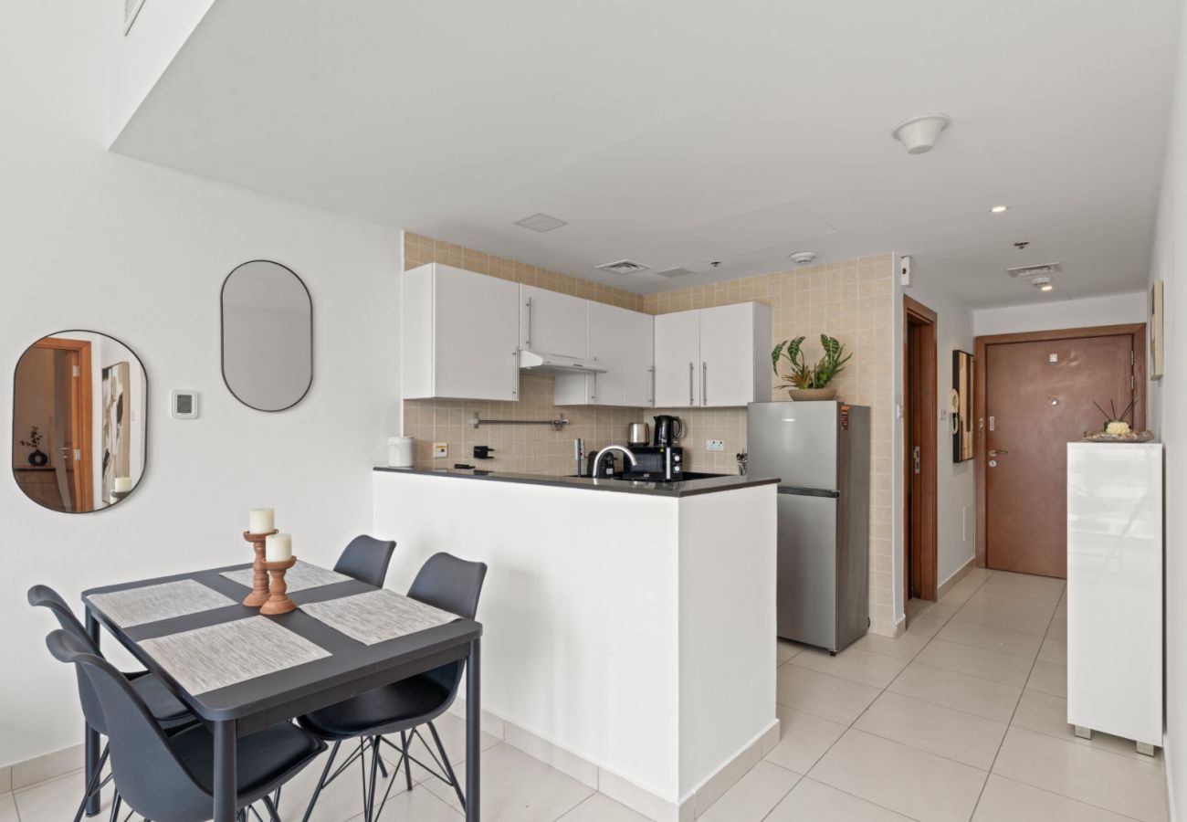 Apartment in Dubai - Luxurious 1BR w SofaBed|Sleeps 4|Marina View Tower