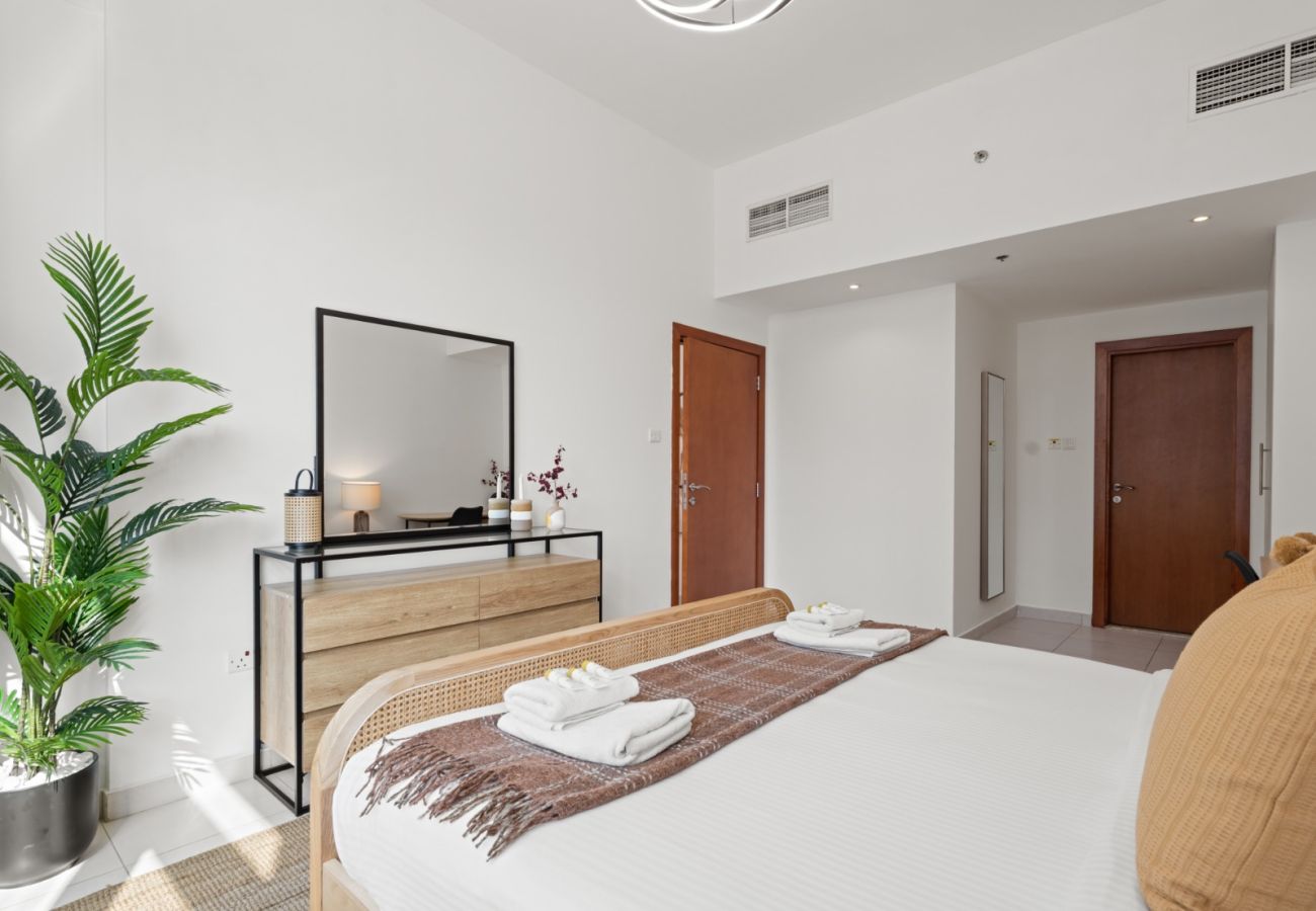 Apartment in Dubai - Luxurious 1BR w SofaBed|Sleeps 4|Marina View Tower