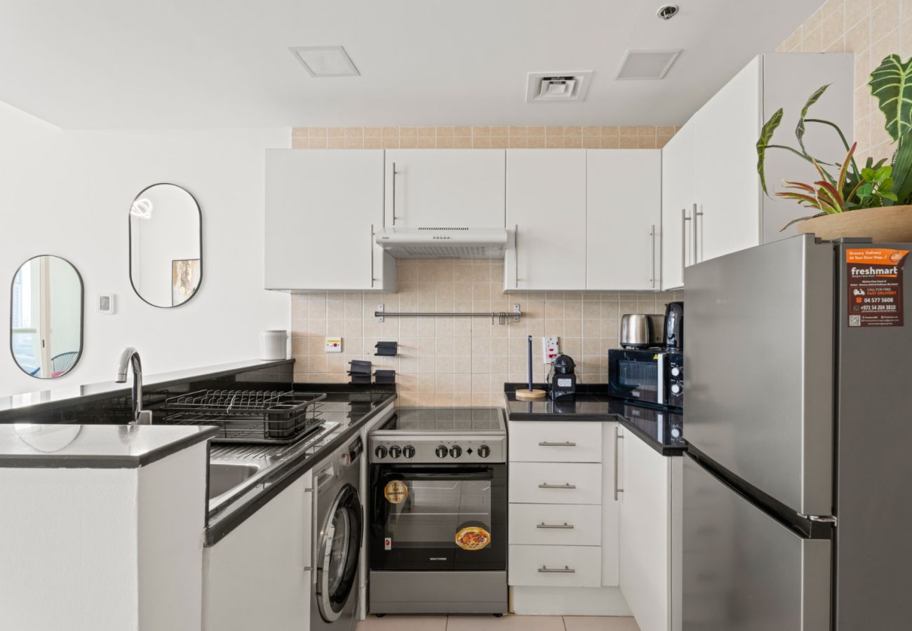 Apartment in Dubai - Luxurious 1BR w SofaBed|Sleeps 4|Marina View Tower