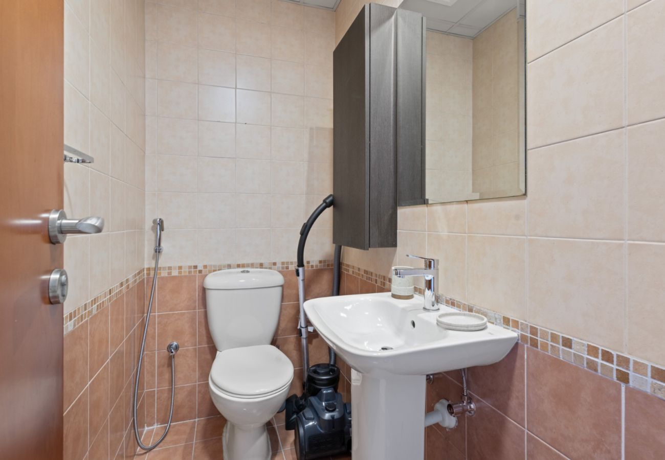 Apartment in Dubai - Luxurious 1BR w SofaBed|Sleeps 4|Marina View Tower