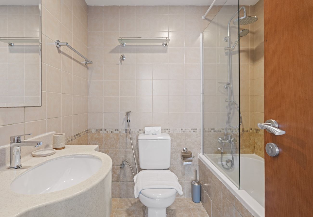 Apartment in Dubai - Luxurious 1BR w SofaBed|Sleeps 4|Marina View Tower