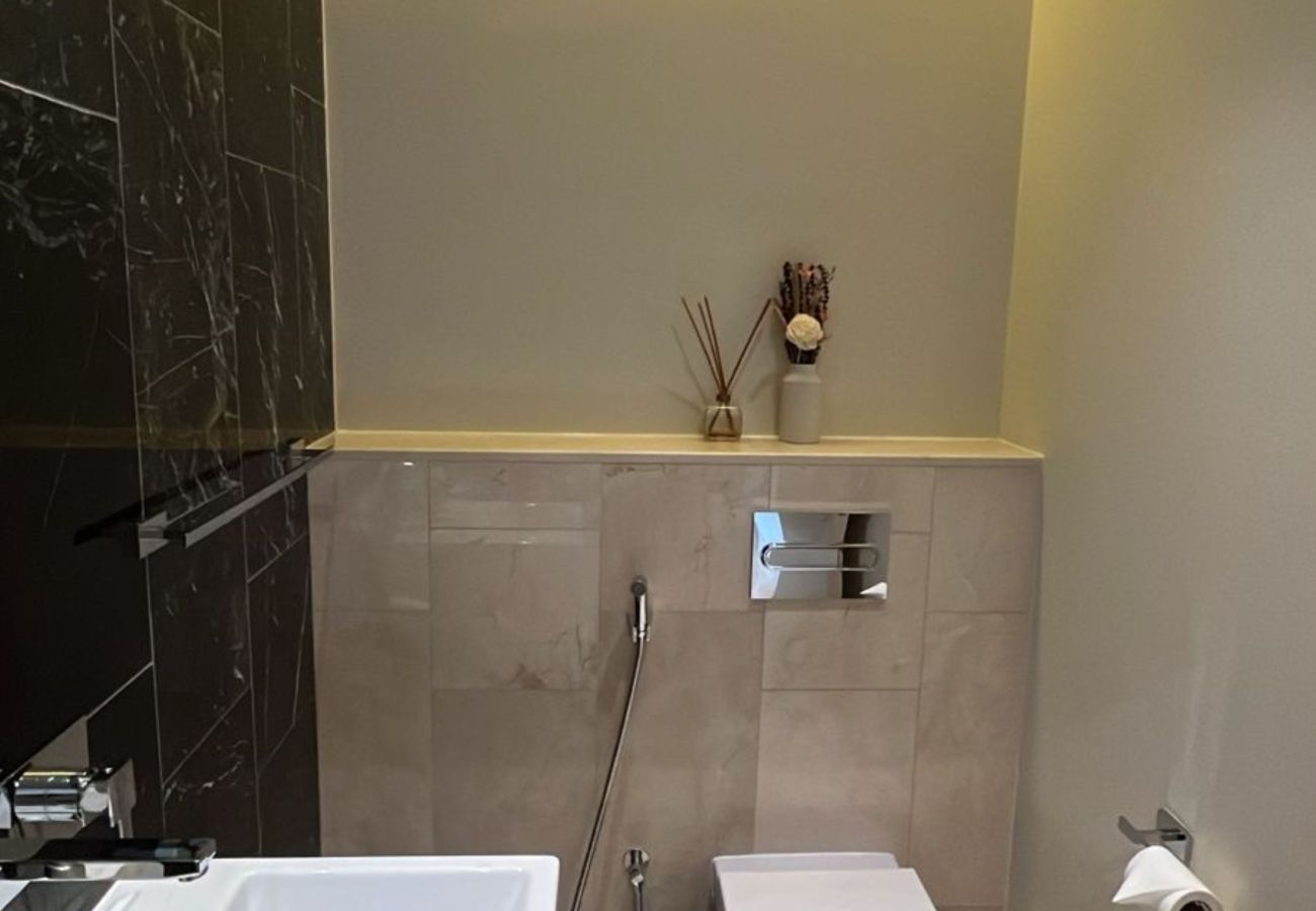 Apartment in Dubai - Premier Luxury 1BR Suite in The 8-302