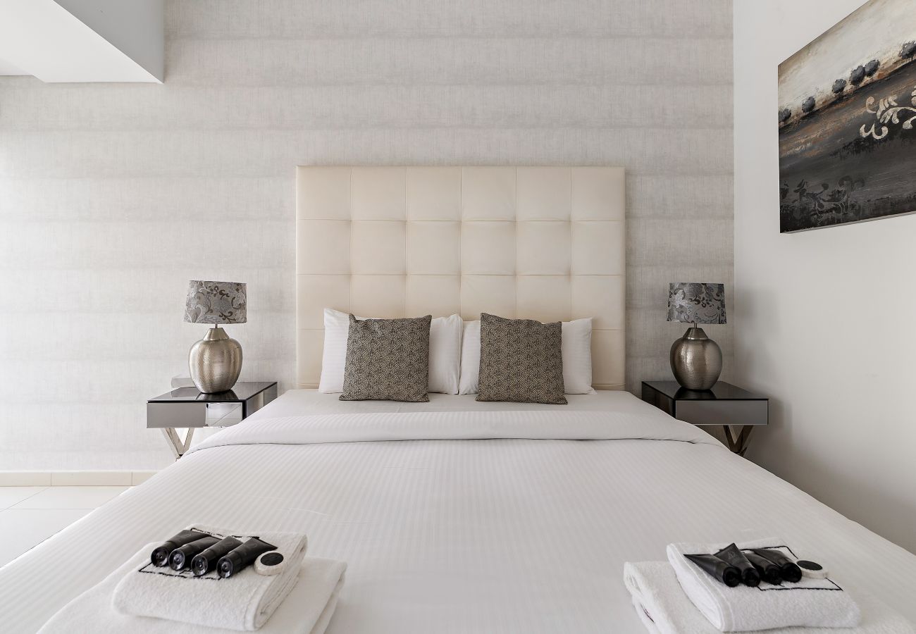 Apartment in Dubai - Chic Marina Escape | 2BR in Cayan-02