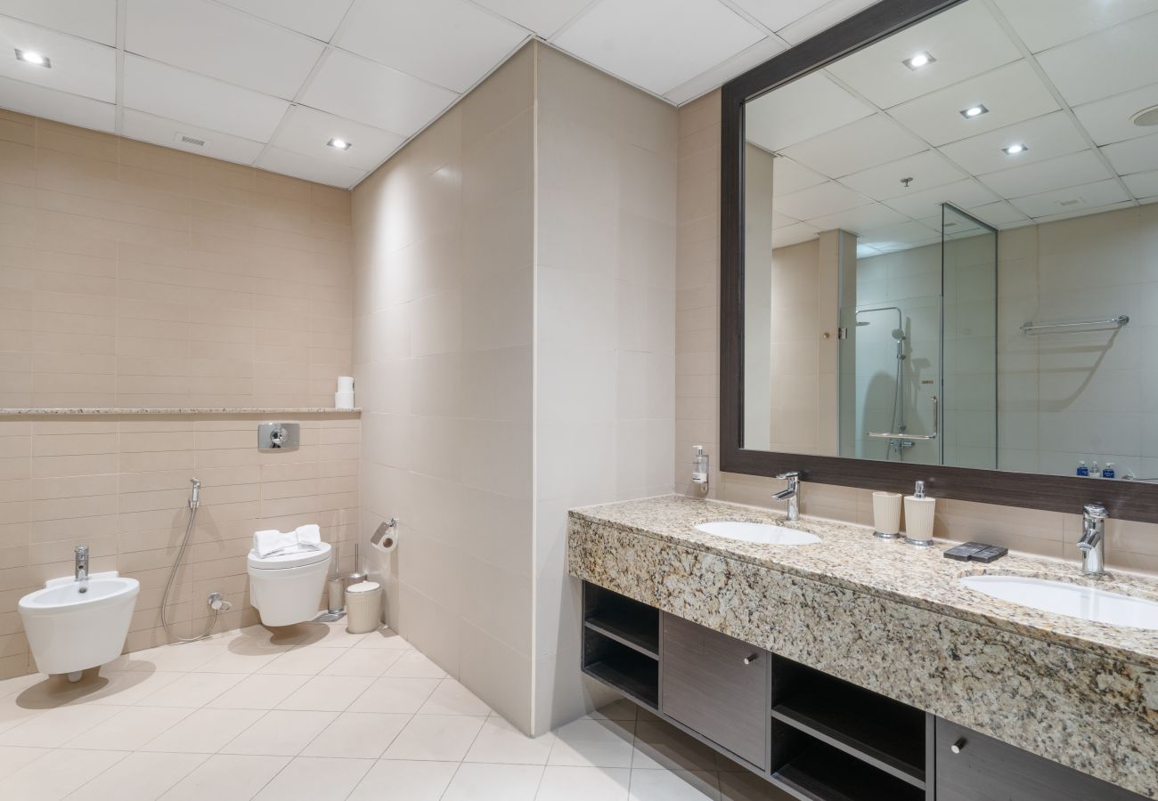 Apartment in Dubai - Seaside Serenity: 1BR Residence in Royal Amwaj