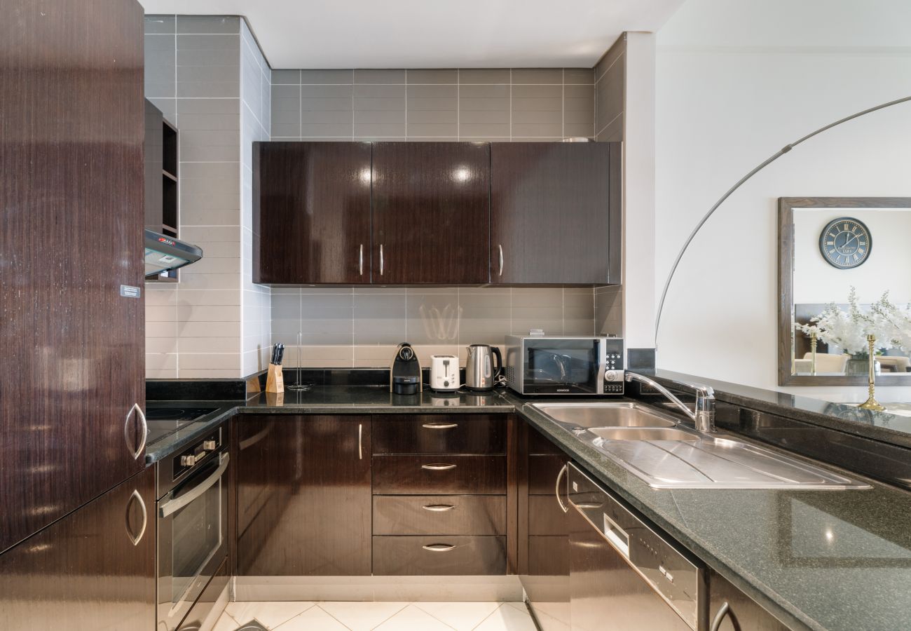 Apartment in Dubai - Seaside Serenity: 1BR Residence in Royal Amwaj