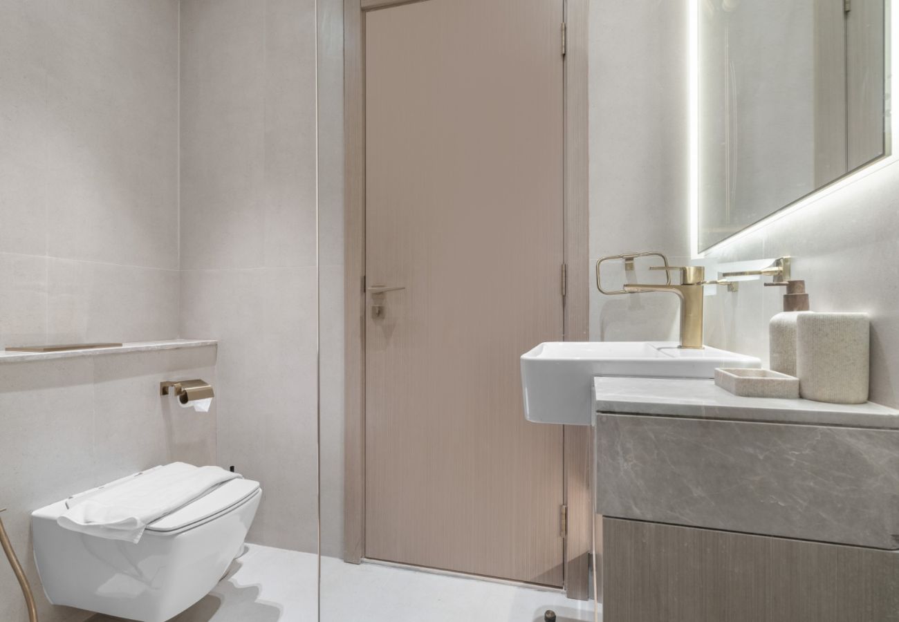 Apartment in Dubai - Modern 1BR Hideaway In Binghatti Phoenix-JVC