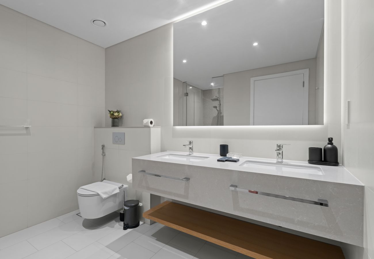 Apartment in Dubai - Marina Breeze 2BR Escape in Cayan