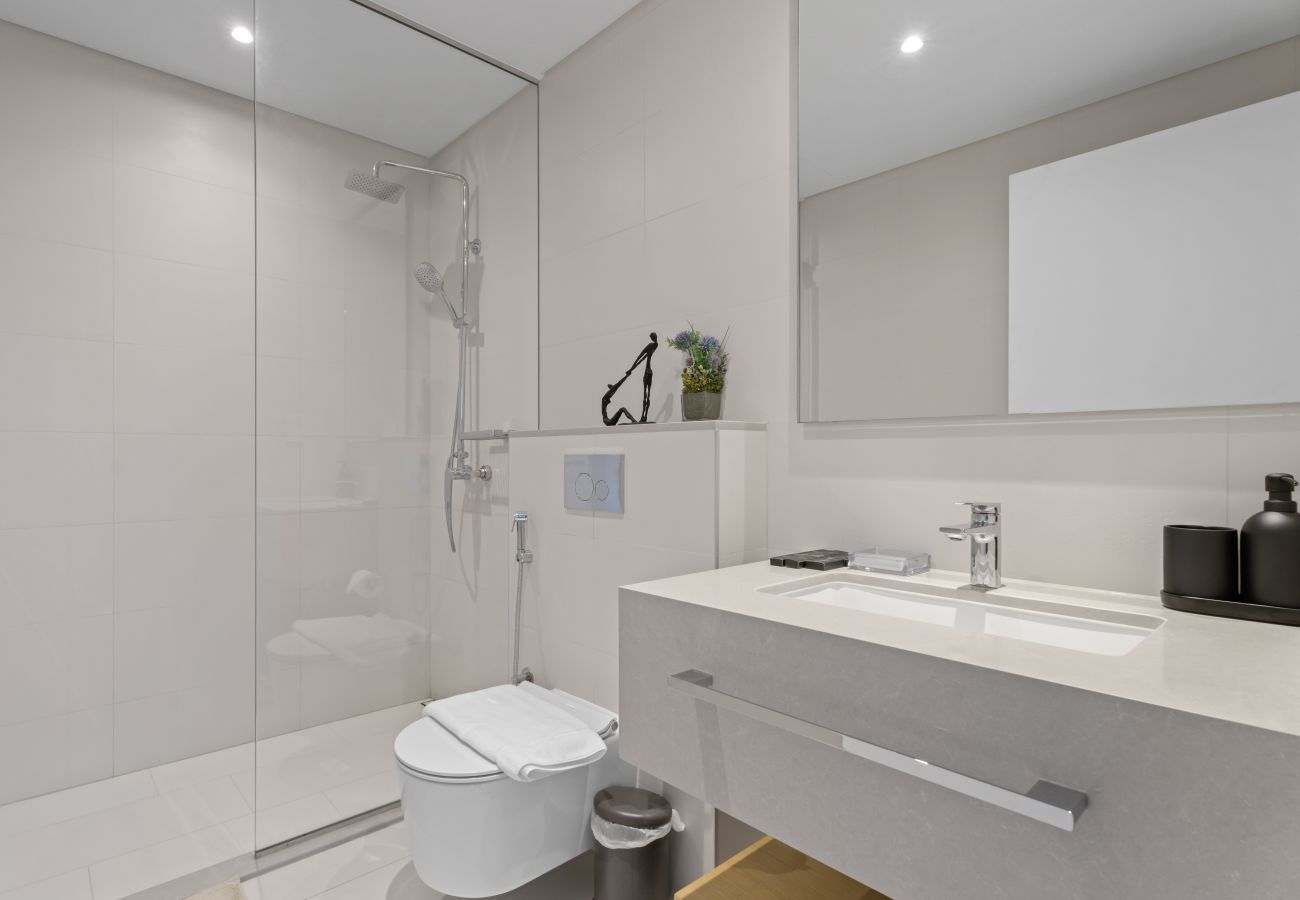 Apartment in Dubai - Marina Breeze 2BR Escape in Cayan