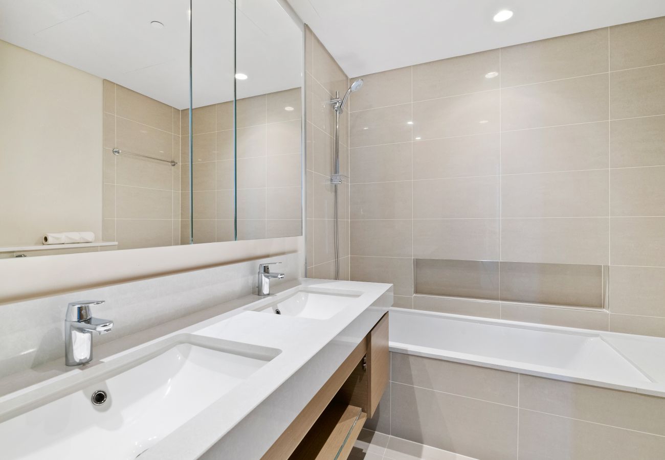 Apartment in Dubai - Lavish Escape 2BR w Sofa Bed|Sleeps 6| In Vida Cre