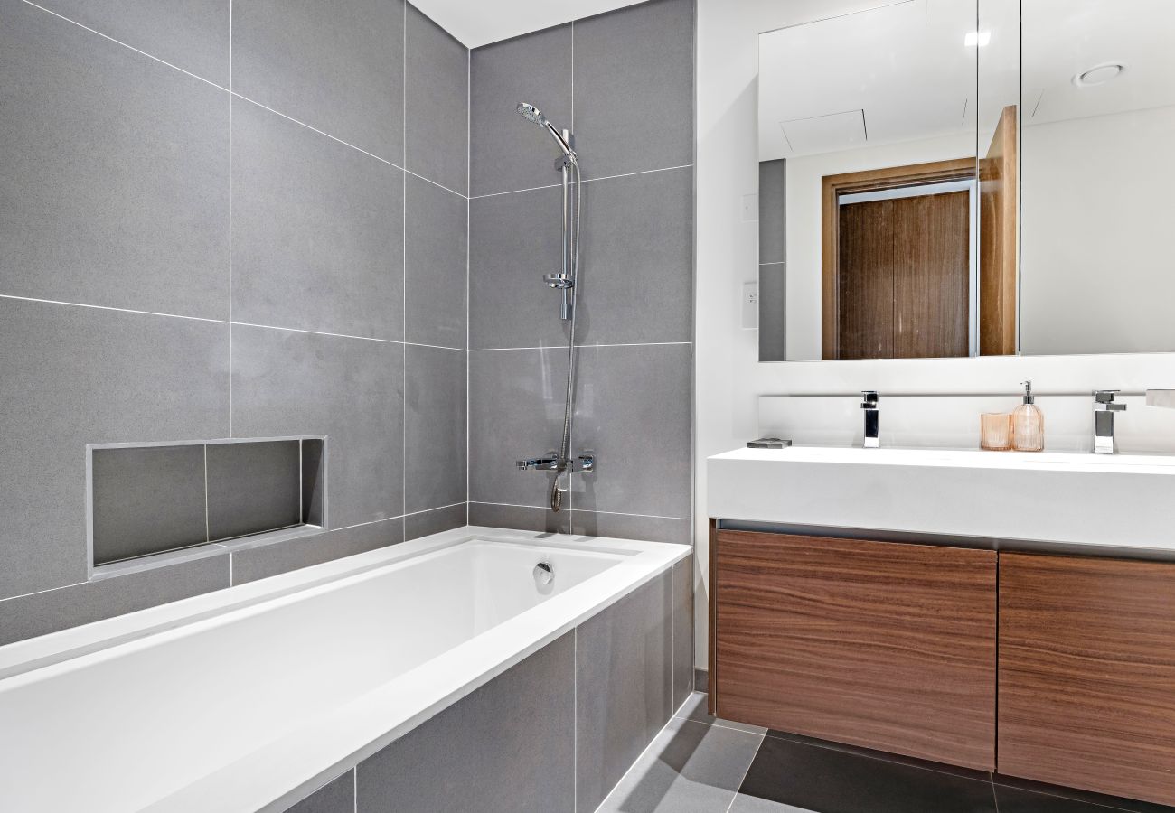 Apartment in Dubai - Majestic Elegance 2BR In Harbor Gate - Creek