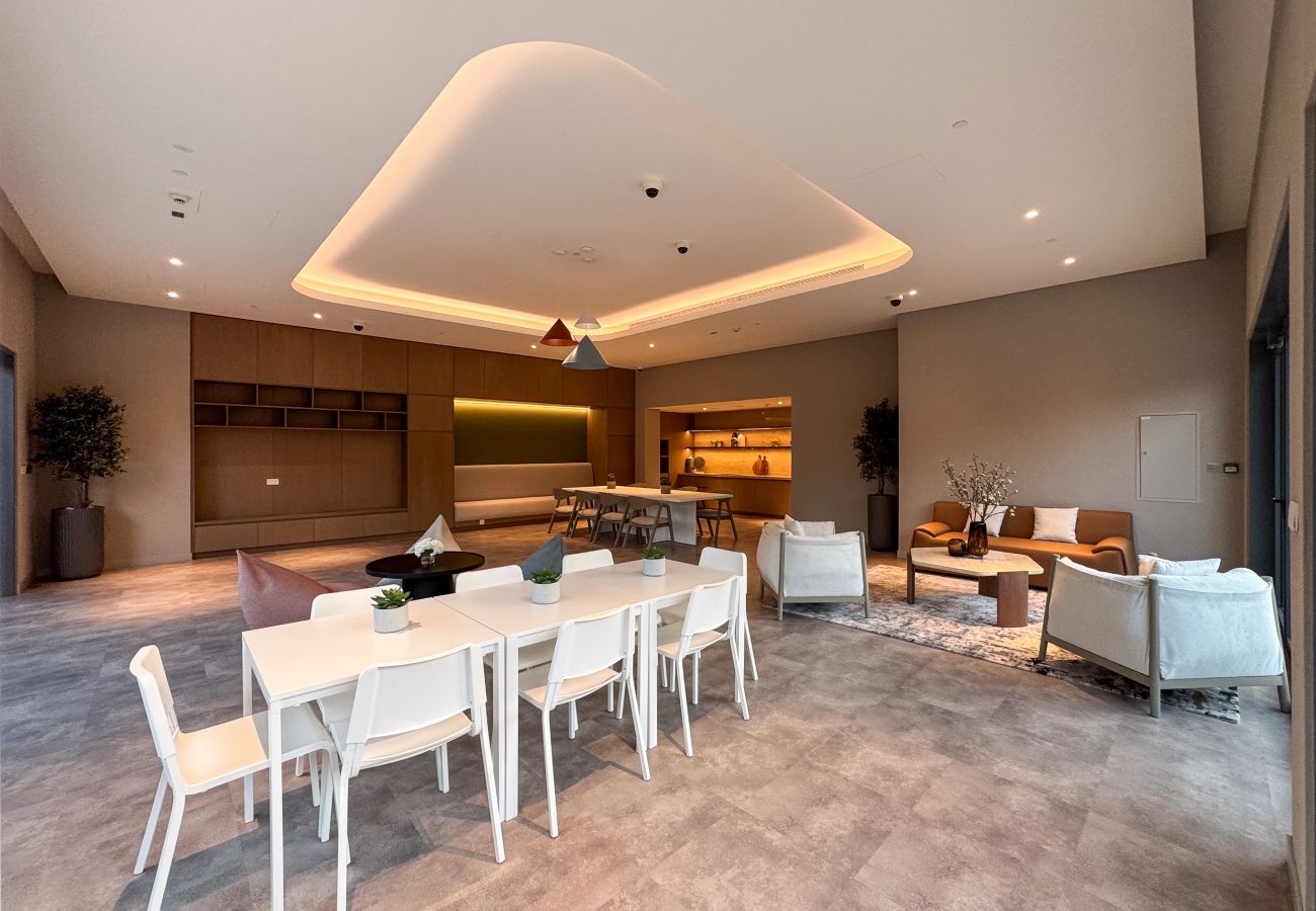 Apartment in Dubai - Modern Serenity 2BR Escape in Central Park