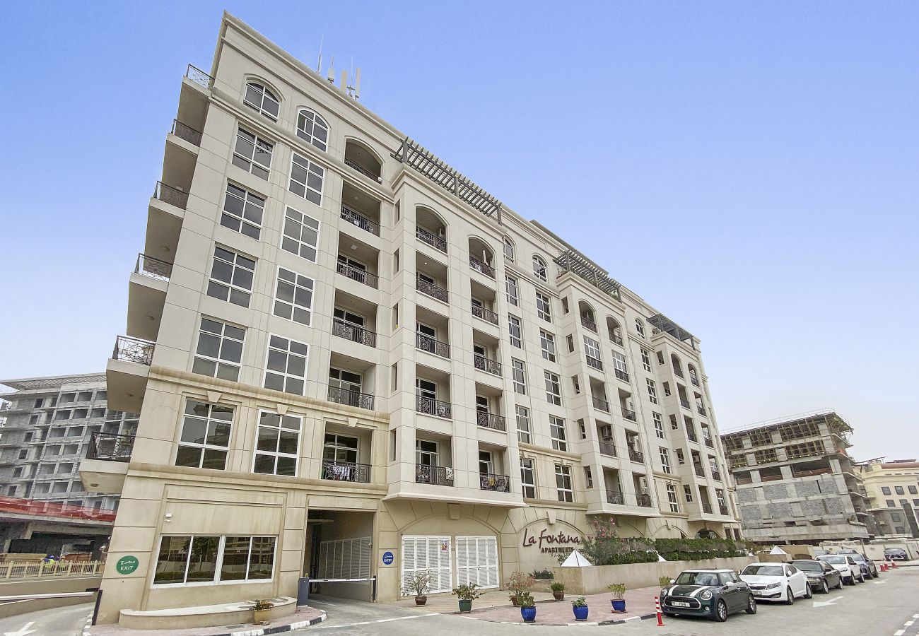 Apartment in Dubai - Aesthetic Chic 1BR In La Fontana