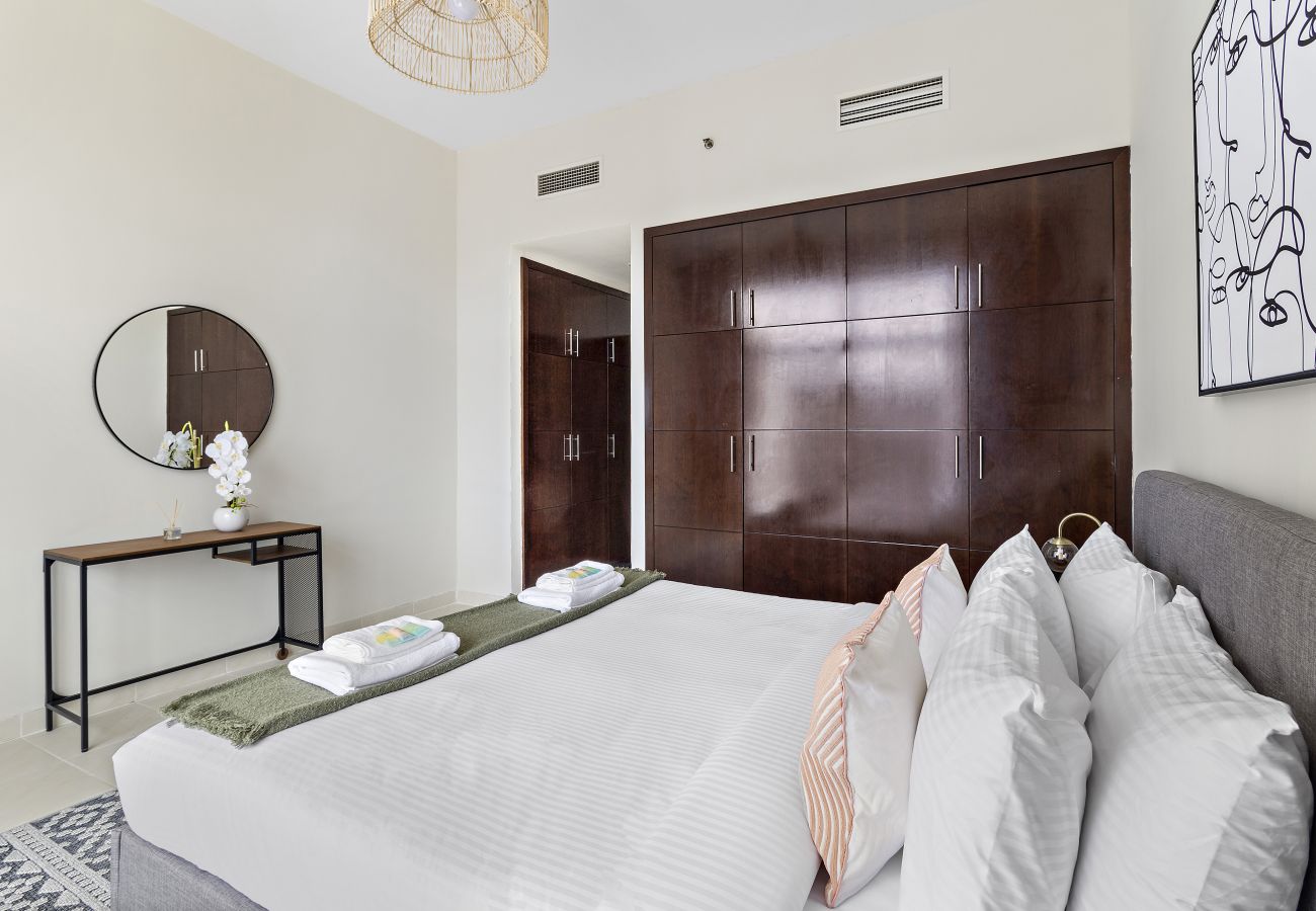Apartment in Dubai - Aesthetic Chic 1BR In La Fontana