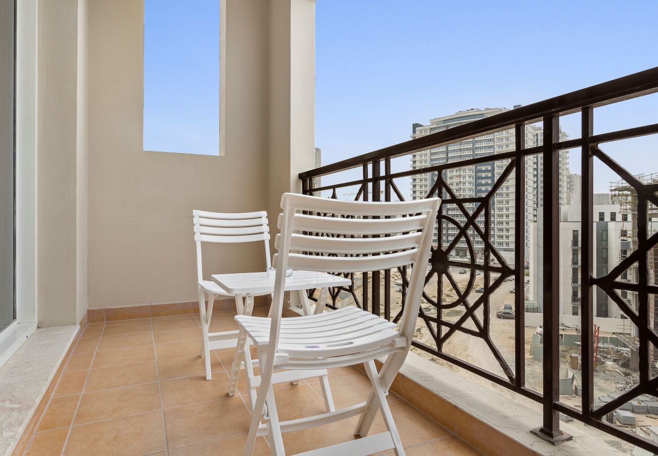 Apartment in Dubai - Aesthetic Chic 1BR In La Fontana