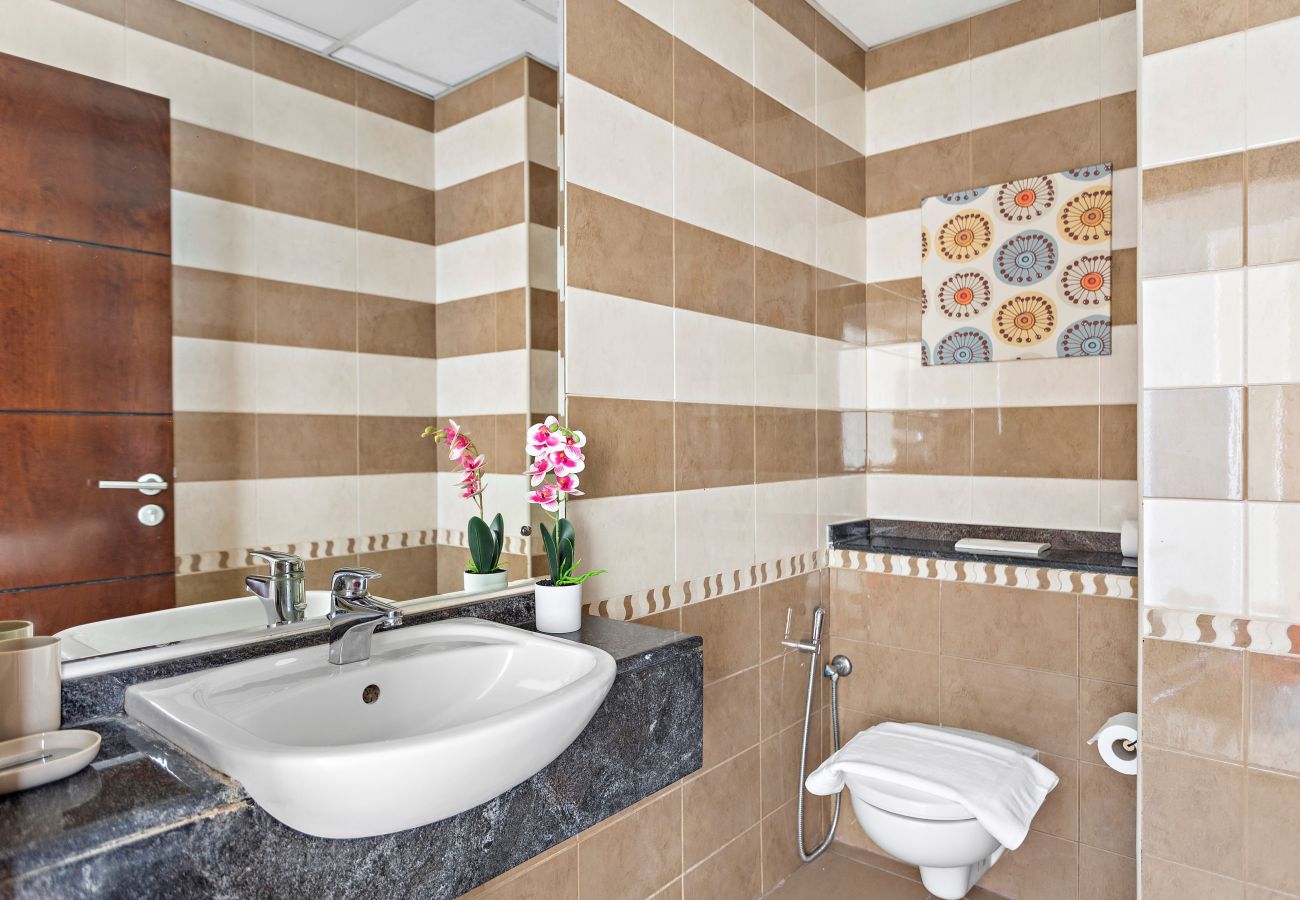 Apartment in Dubai - Aesthetic Chic 1BR In La Fontana