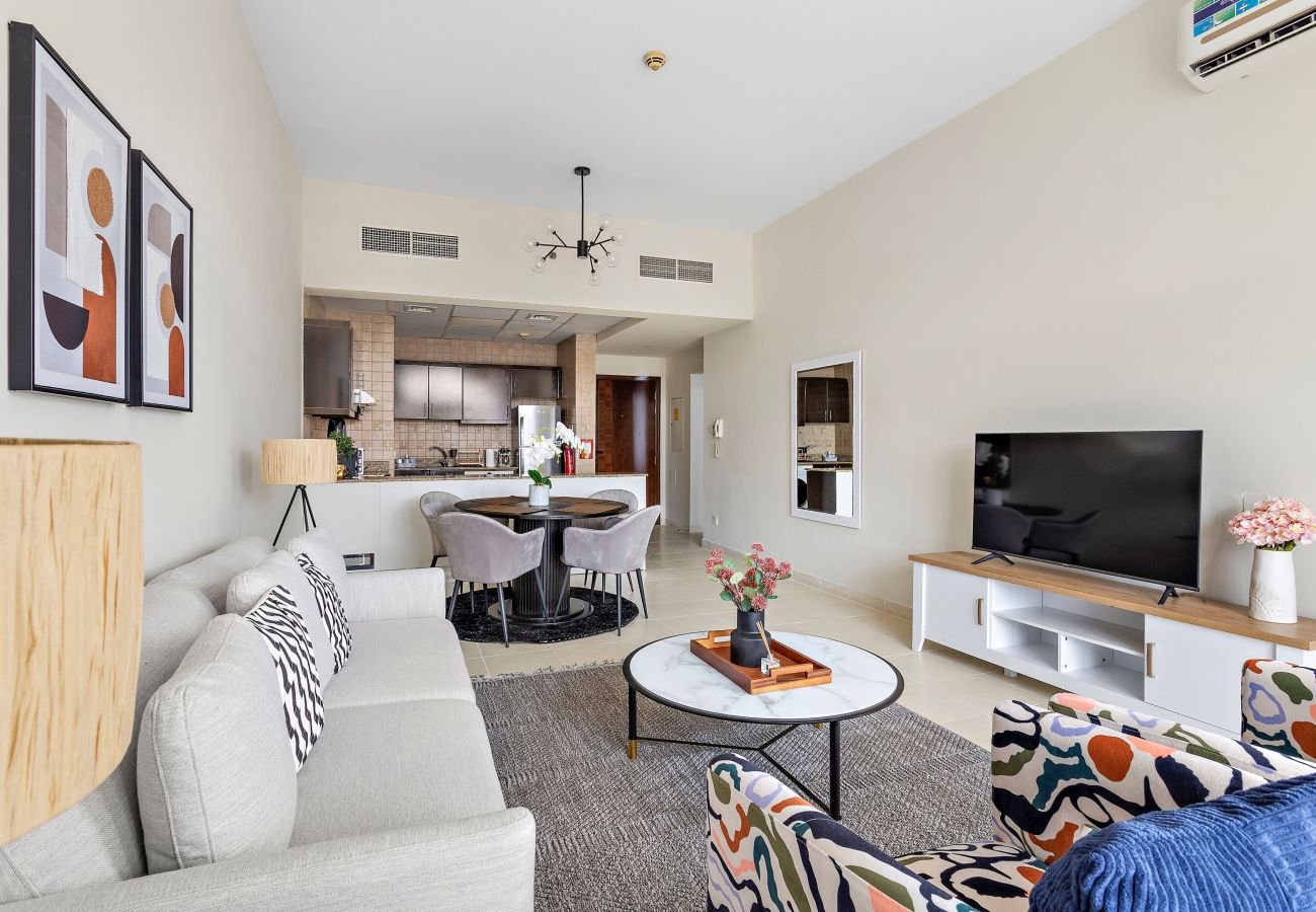 Apartment in Dubai - Aesthetic Chic 1BR In La Fontana