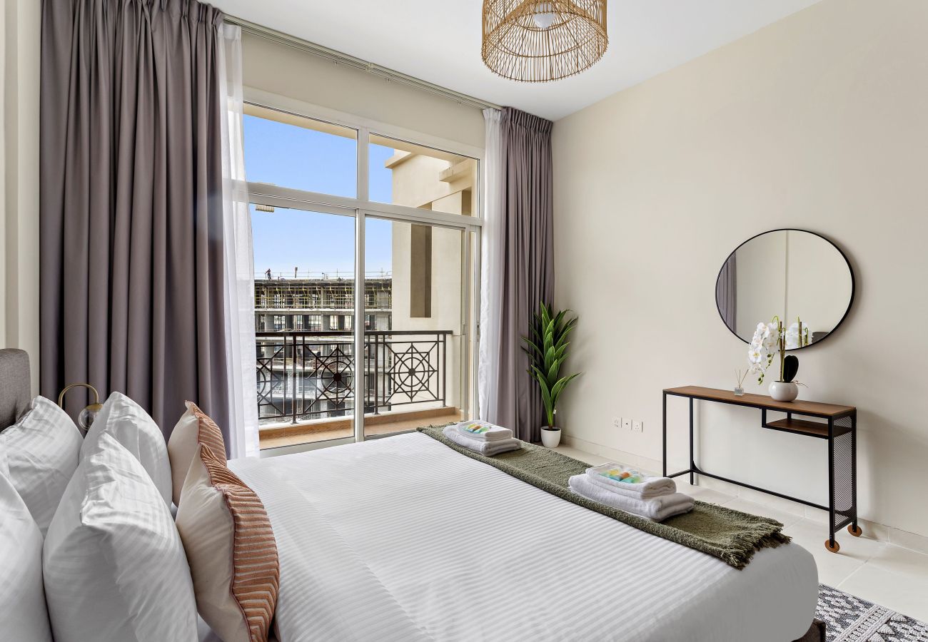 Apartment in Dubai - Aesthetic Chic 1BR In La Fontana