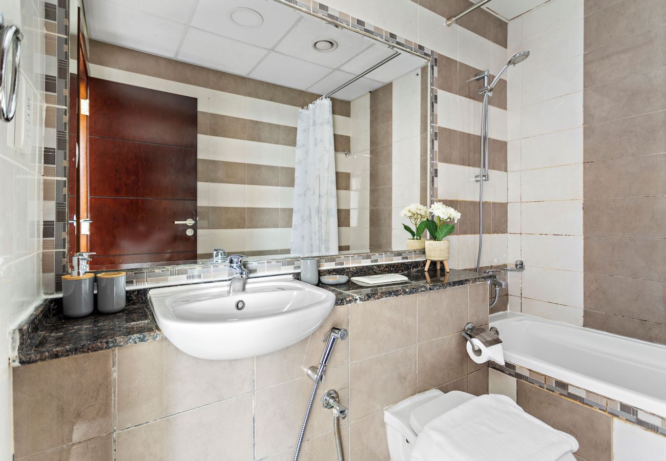 Apartment in Dubai - Aesthetic Chic 1BR In La Fontana