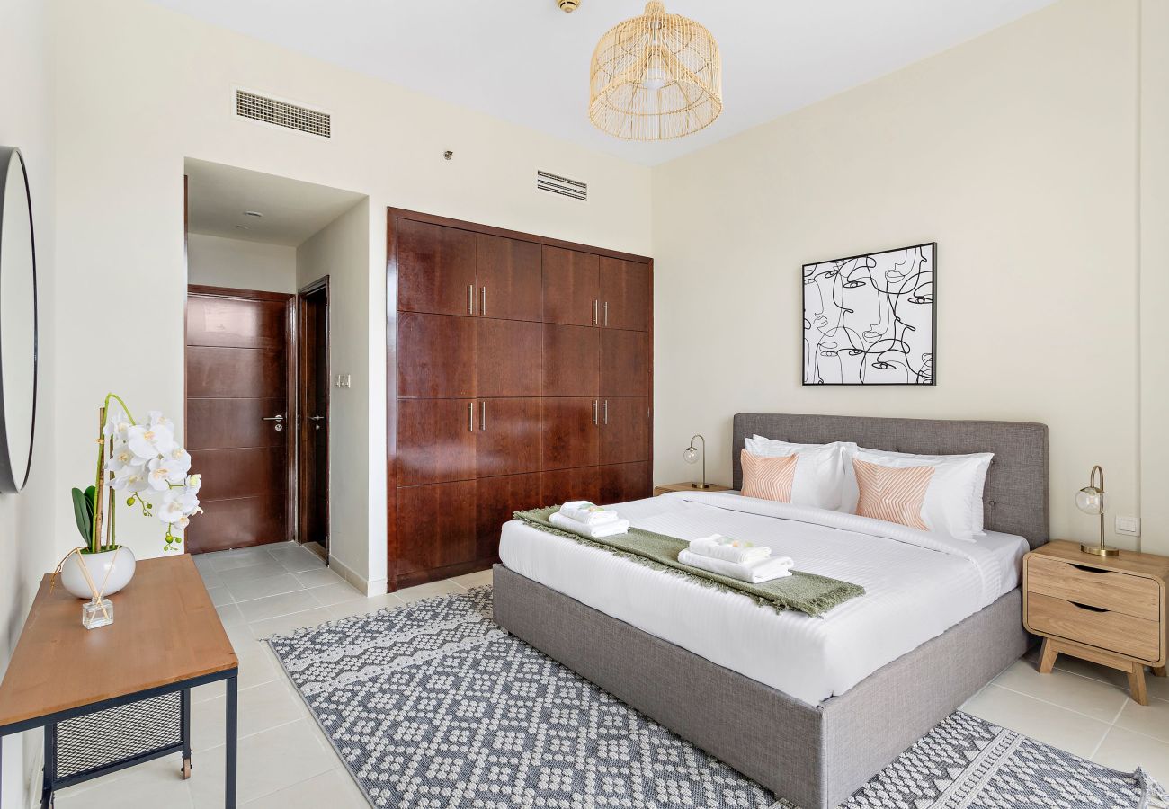 Apartment in Dubai - Aesthetic Chic 1BR In La Fontana