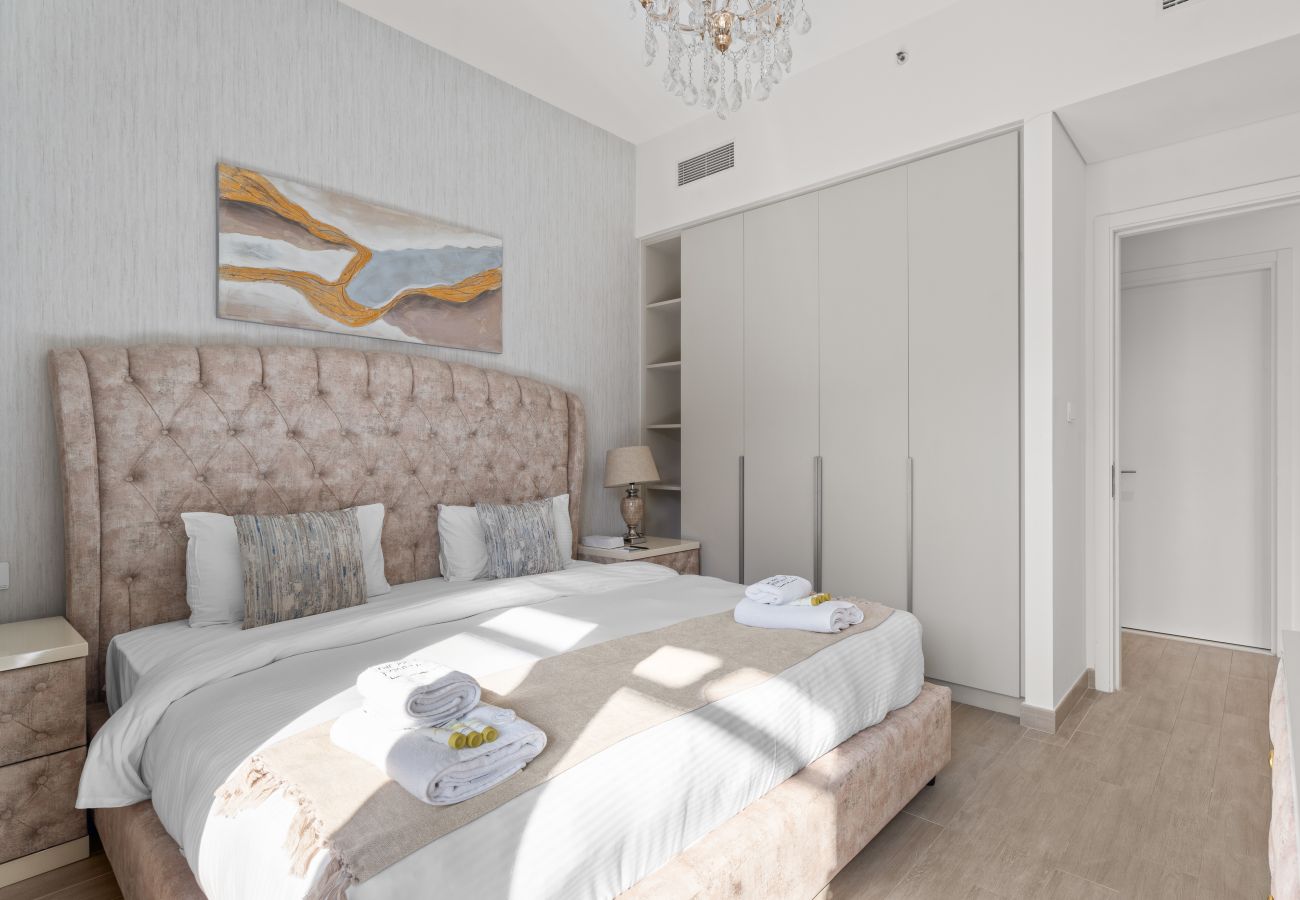 Apartment in Dubai - Chic Luxury 1BR+Sofabed |Sleeps 4| in Lotus 3