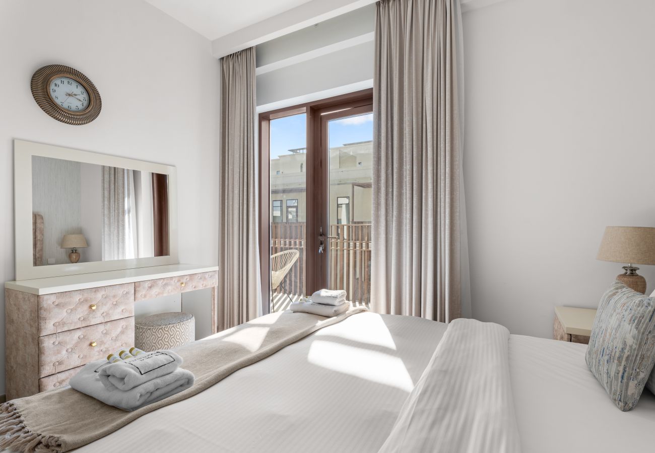 Apartment in Dubai - Chic Luxury 1BR+Sofabed |Sleeps 4| in Lotus 3