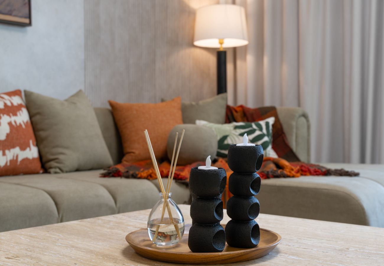 Apartment in Dubai - Chic Luxury 1BR+Sofabed |Sleeps 4| in Lotus 3