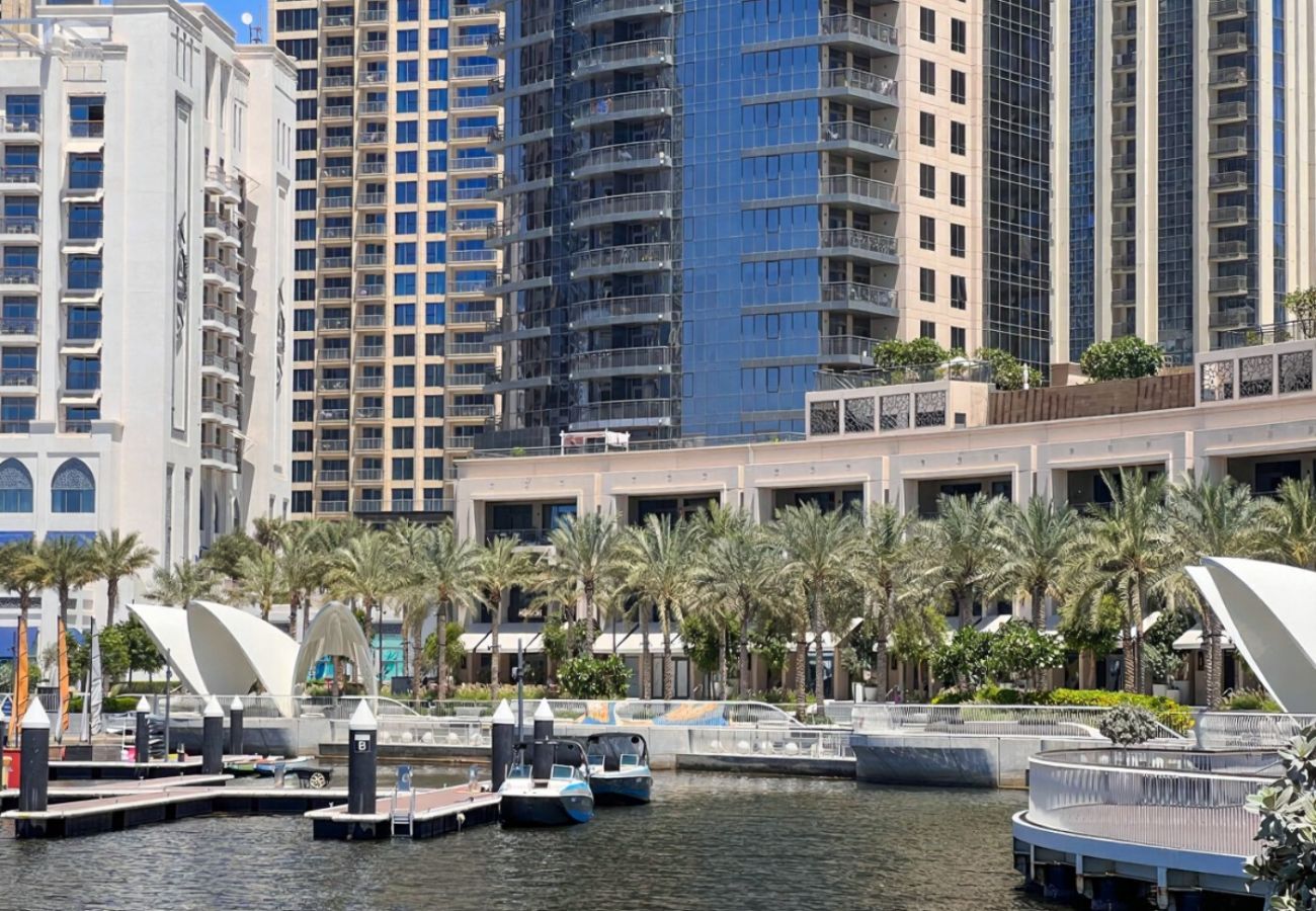Apartment in Dubai - Chic Luxury 1BR+Sofabed |Sleeps 4| in Lotus 3
